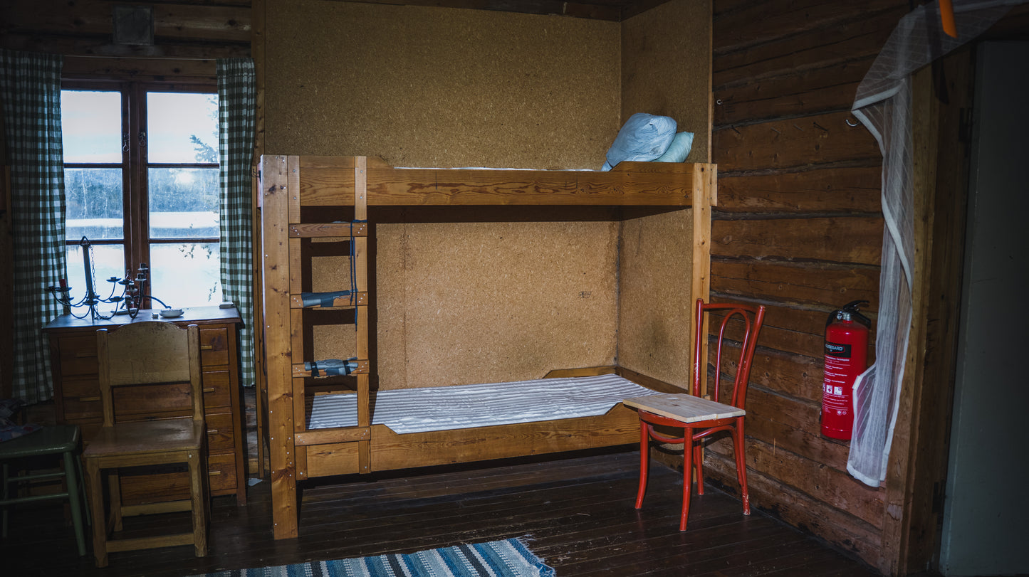 The grass water hut (4 beds)